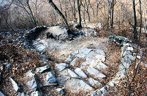 험한 벼랑길이지만 동글동글하게 만들어져 있어 오르는 길이 지루하지 않다. 